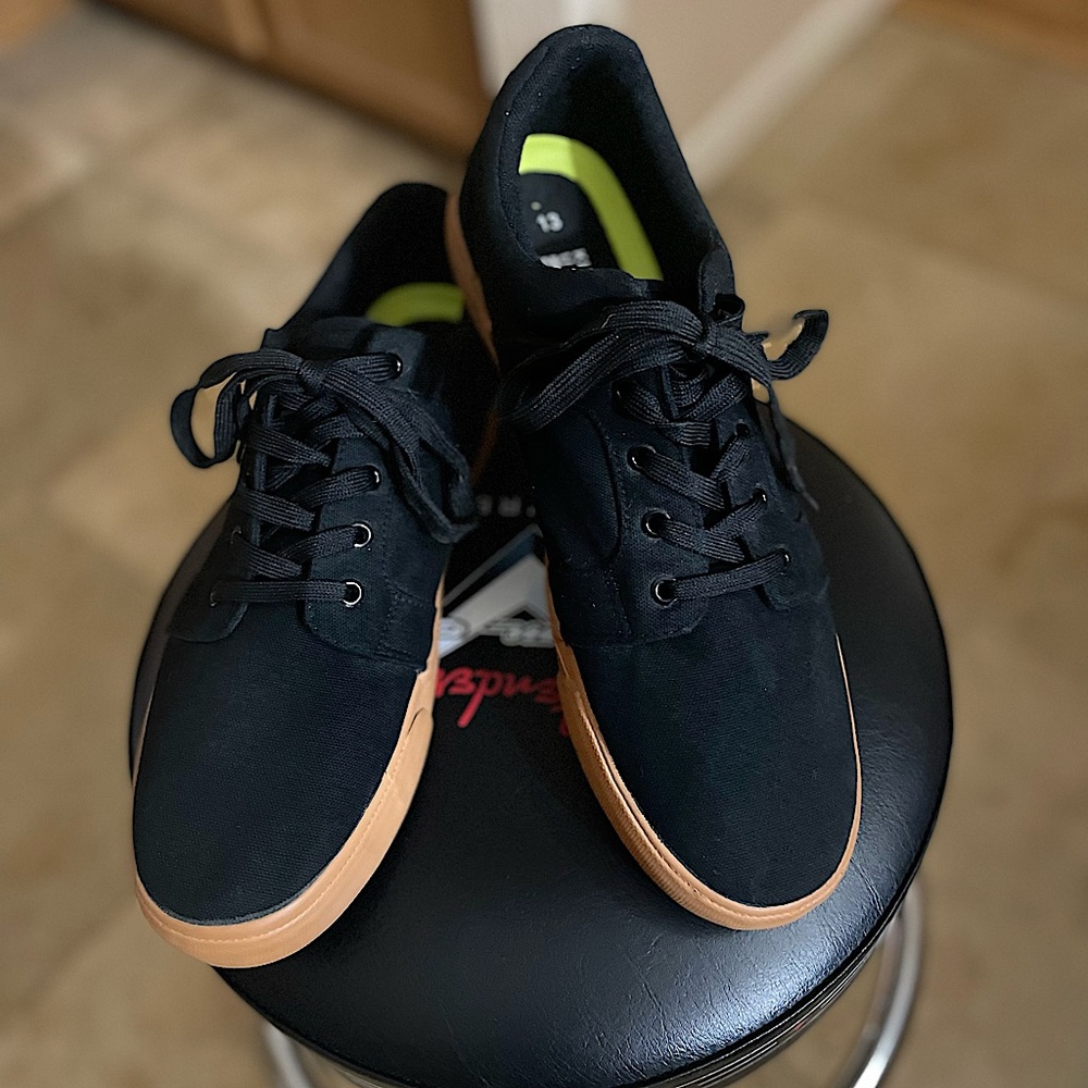 Men low lace-up shoes sneakers New WOT